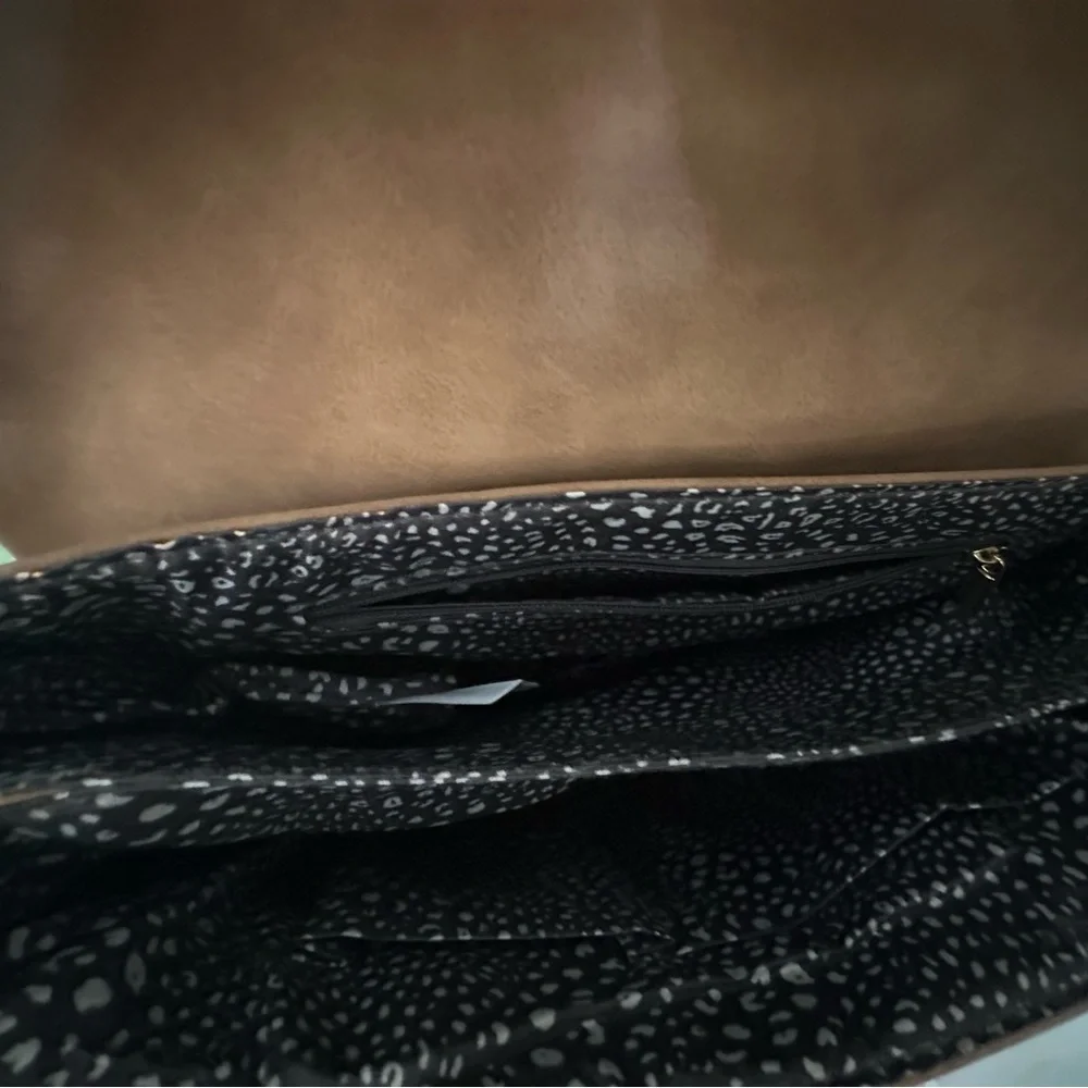 Elegant Tan Crossbody Bag - Picture 4 of 4